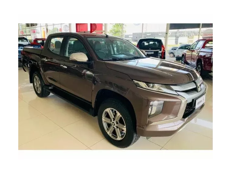 Mitsubishi L200 Triton Marrom 1