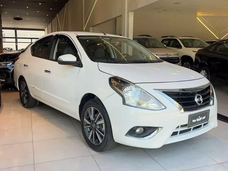 Nissan Versa Branco 6