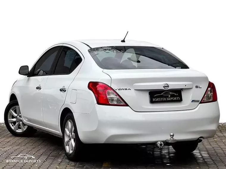 Nissan Versa Branco 12