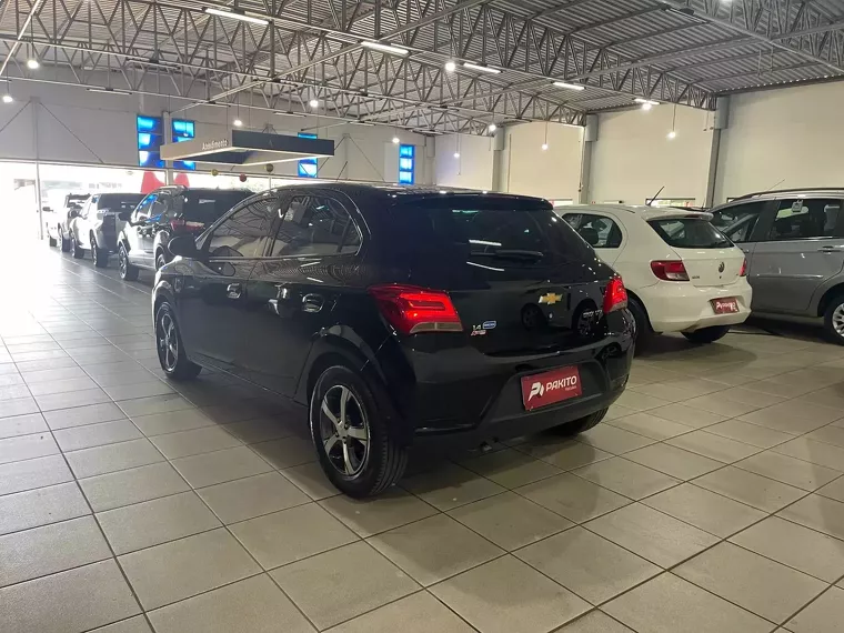 Chevrolet Onix Preto 2