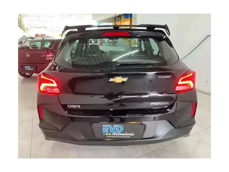 Chevrolet Onix Preto 9