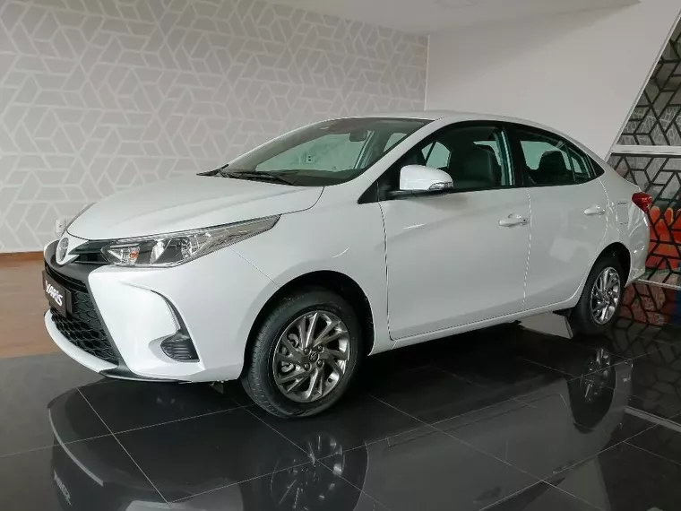 Toyota Yaris Branco 4