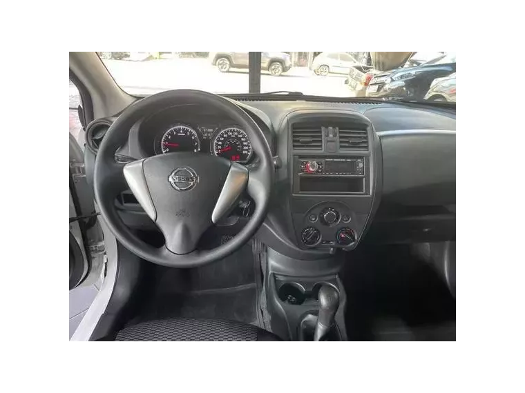 Nissan Versa Branco 8