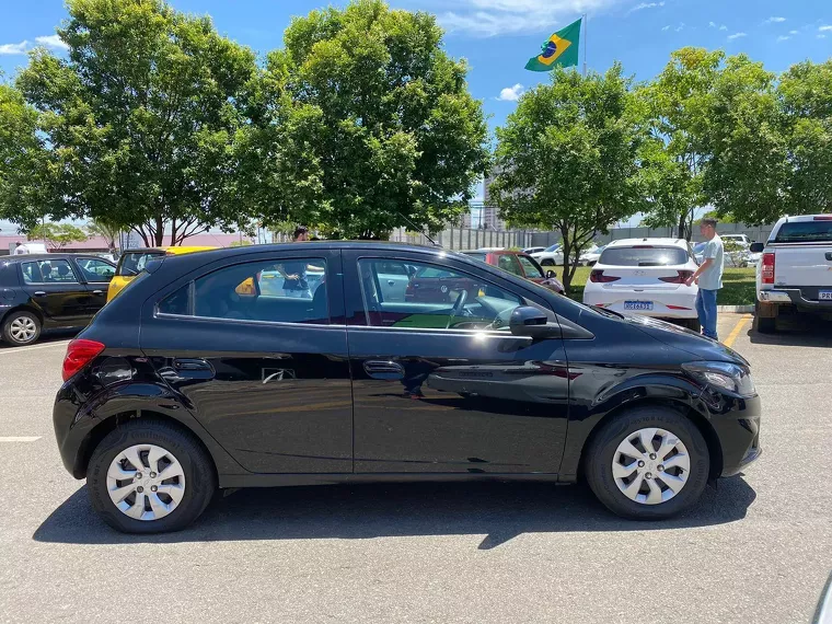 Chevrolet Onix Preto 1