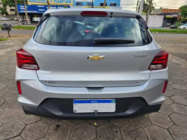 Chevrolet Onix Prata 11