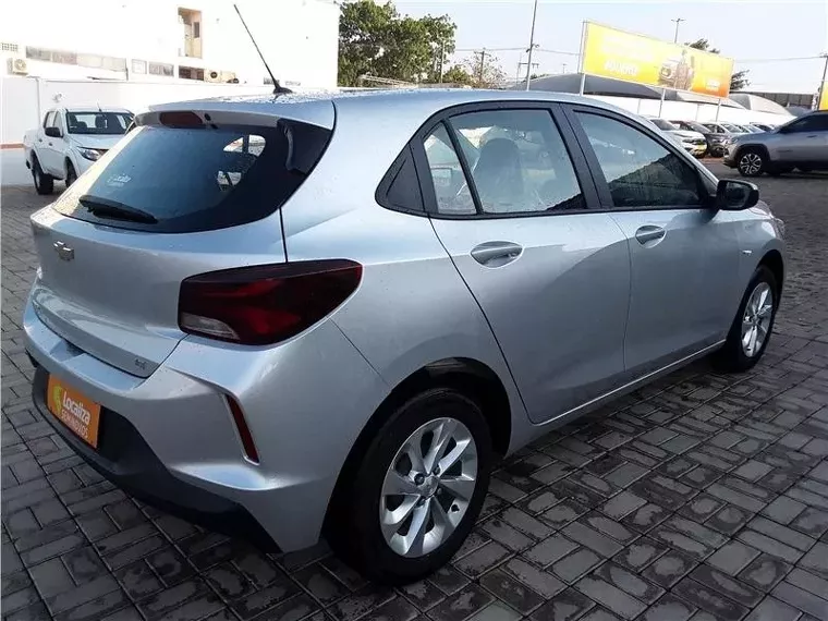 Chevrolet Onix Prata 5