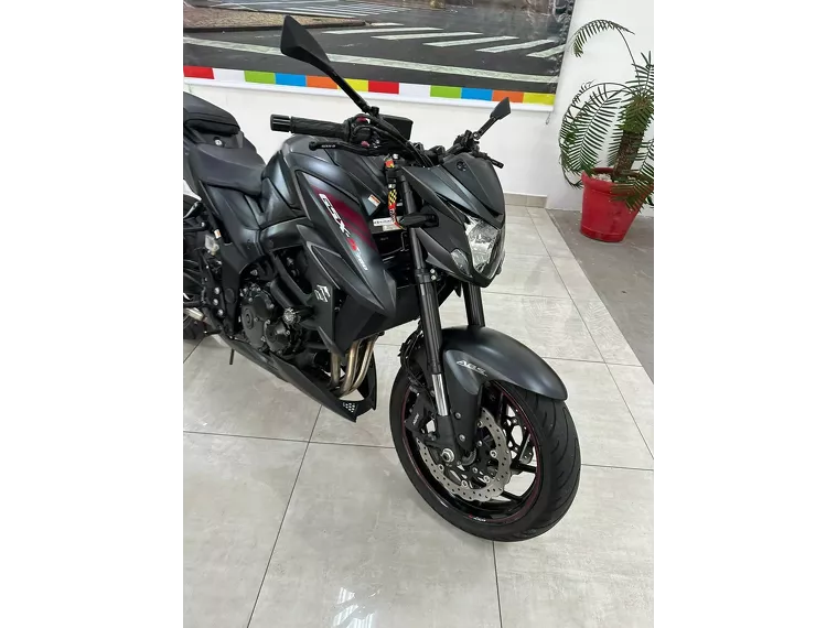 Suzuki GSX-S Preto 26