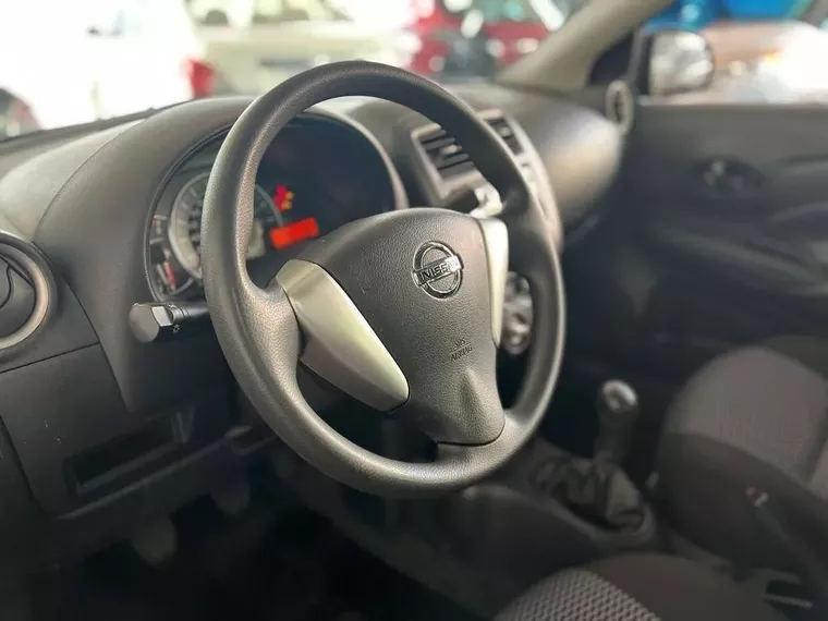 Nissan Versa Preto 21