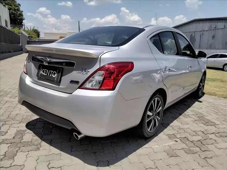 Nissan Versa Prata 8