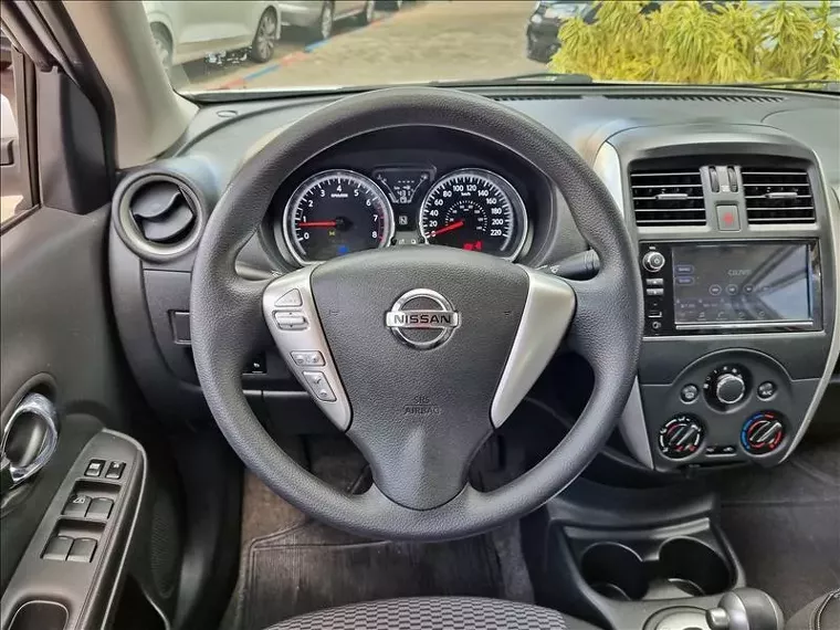 Nissan Versa Branco 4