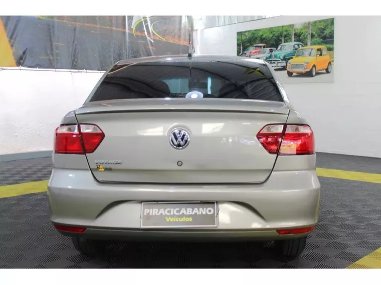 Volkswagen Voyage Prata 1