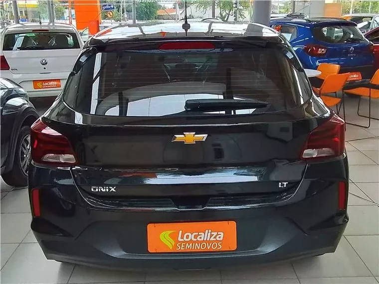 Chevrolet Onix Preto 6