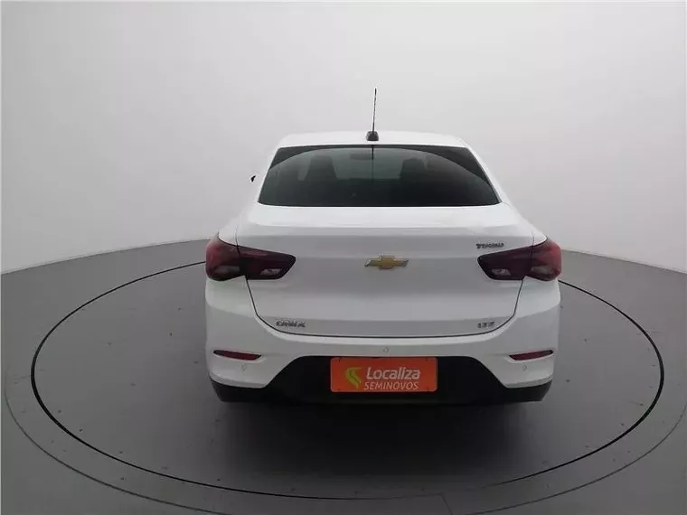 Chevrolet Onix Branco 17