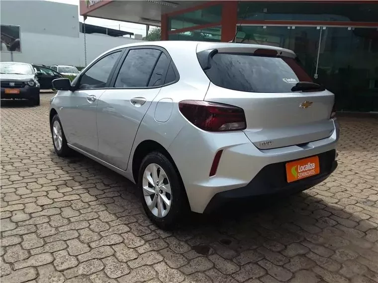 Chevrolet Onix Prata 2