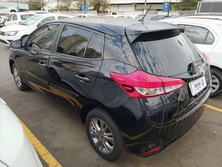 Toyota Yaris Preto 6