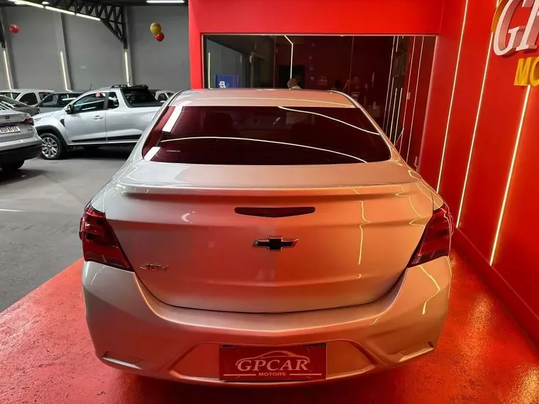 Chevrolet Onix Prata 3