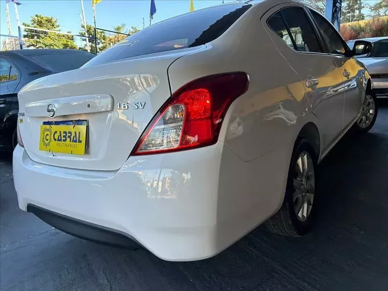 Nissan Versa Branco 10