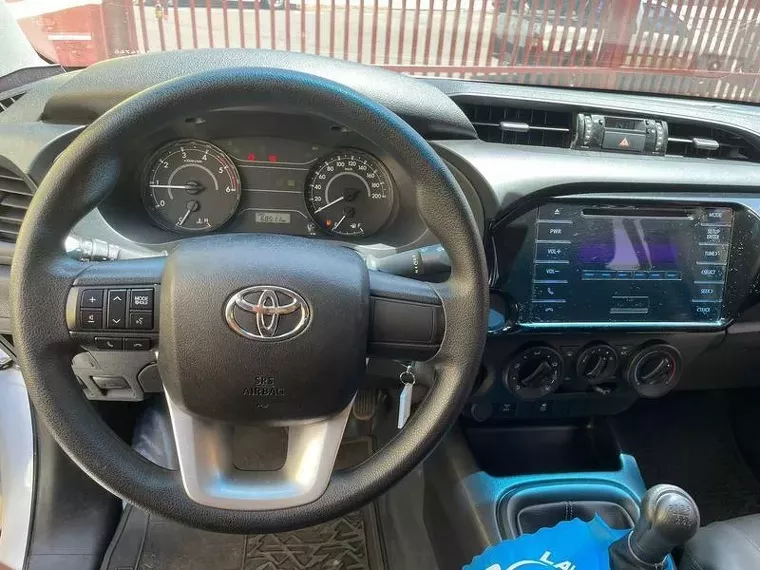 Toyota Hilux Branco 4