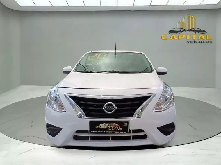 Nissan Versa Branco 8