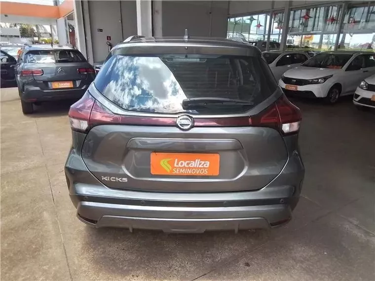 Nissan Kicks Cinza 3