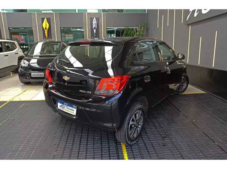 Chevrolet Onix Preto 19