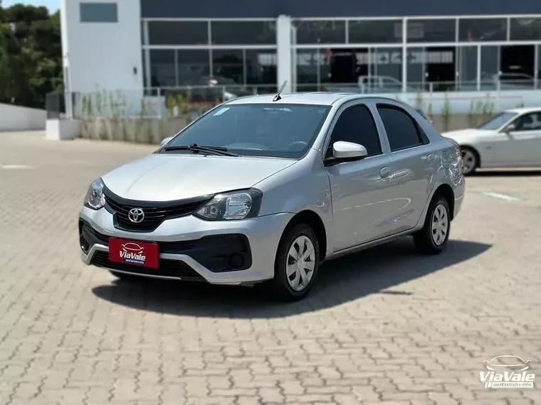 Toyota Etios Prata 14