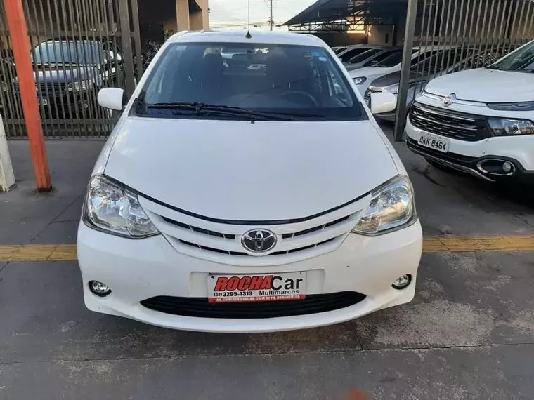 Toyota Etios Branco 12