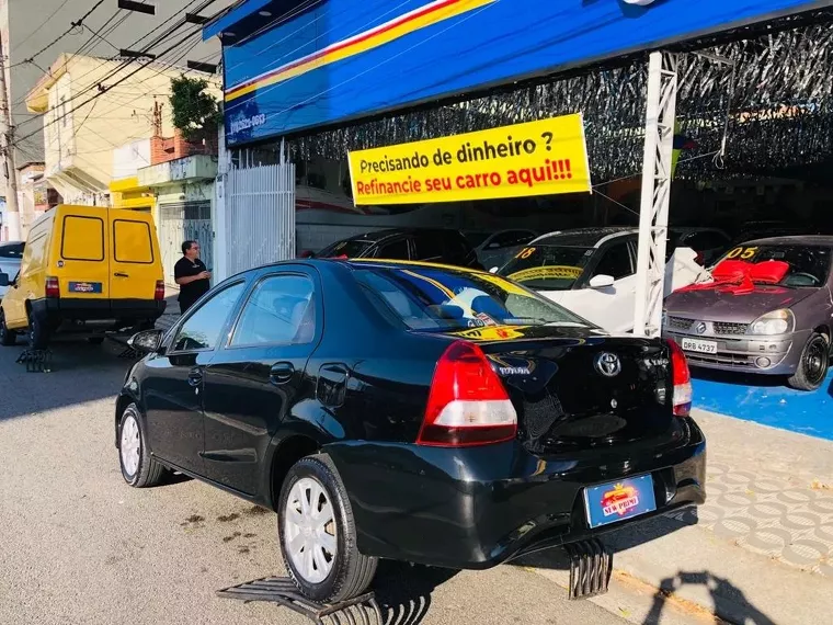 Toyota Etios Preto 11