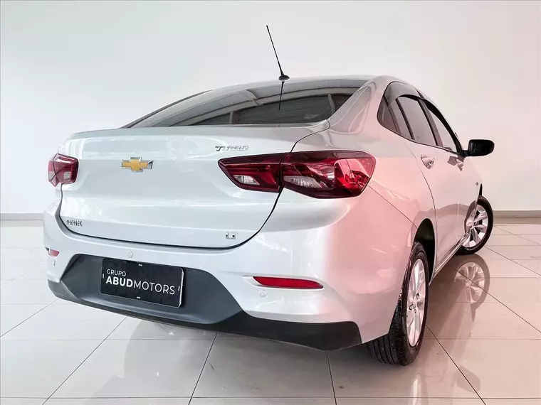 Chevrolet Onix Prata 1