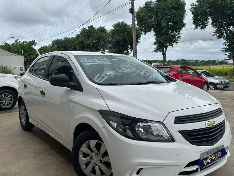 Chevrolet Onix Branco 4