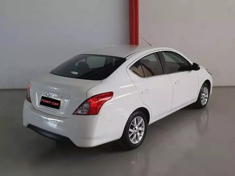 Nissan Versa Branco 8