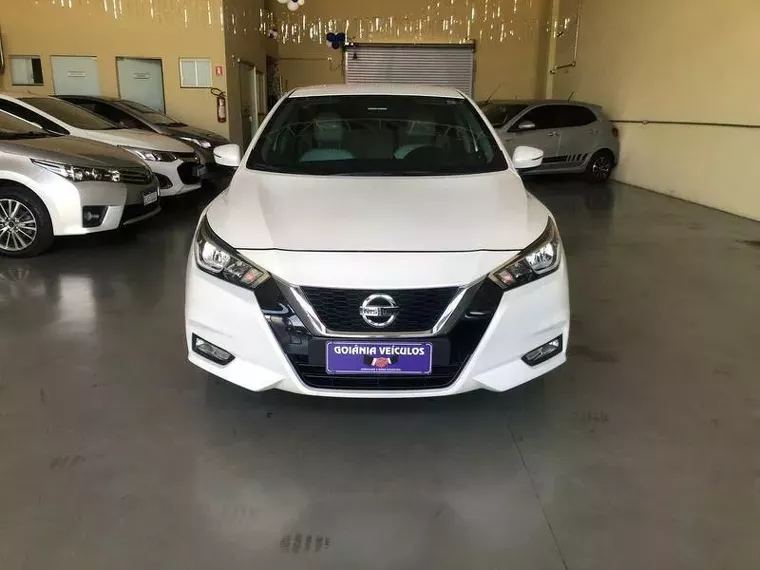 Nissan Versa Branco 6