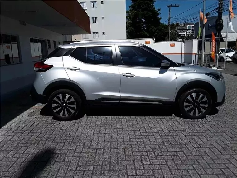 Nissan Kicks Prata 2