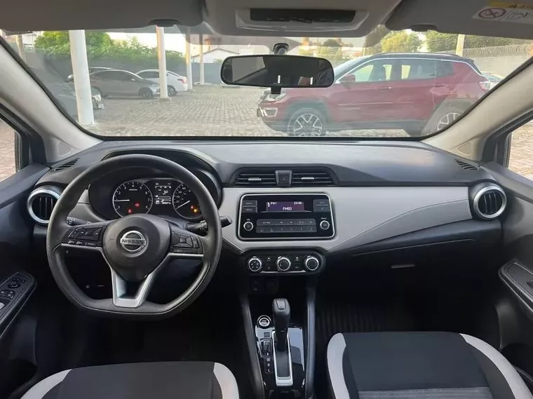 Nissan Versa Prata 7