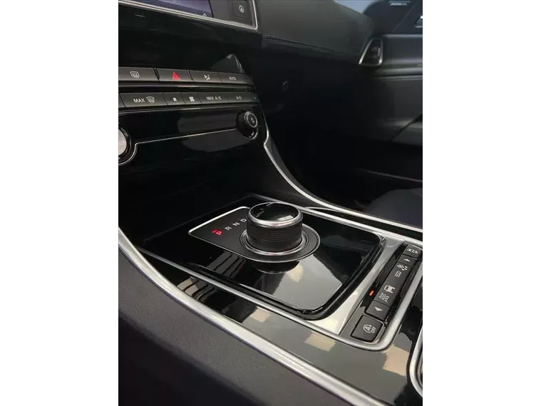 Jaguar XE Preto 10