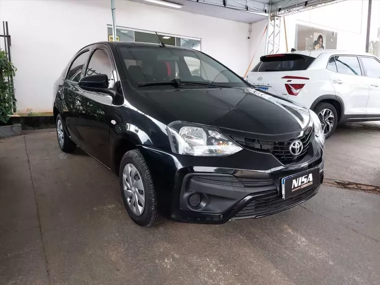 Toyota Etios Preto 2