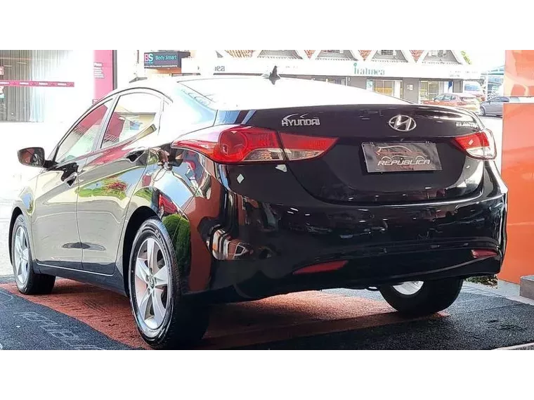 Hyundai Elantra Preto 16