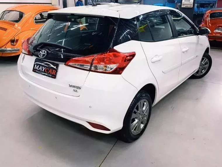 Toyota Yaris Branco 10