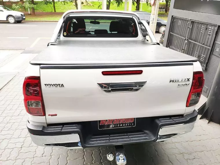 Toyota Hilux Branco 8