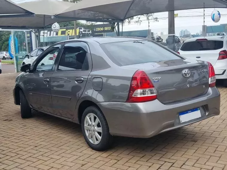 Toyota Etios Cinza 4