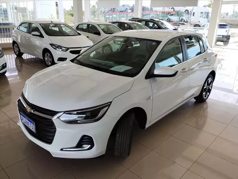 Chevrolet Onix Branco 2