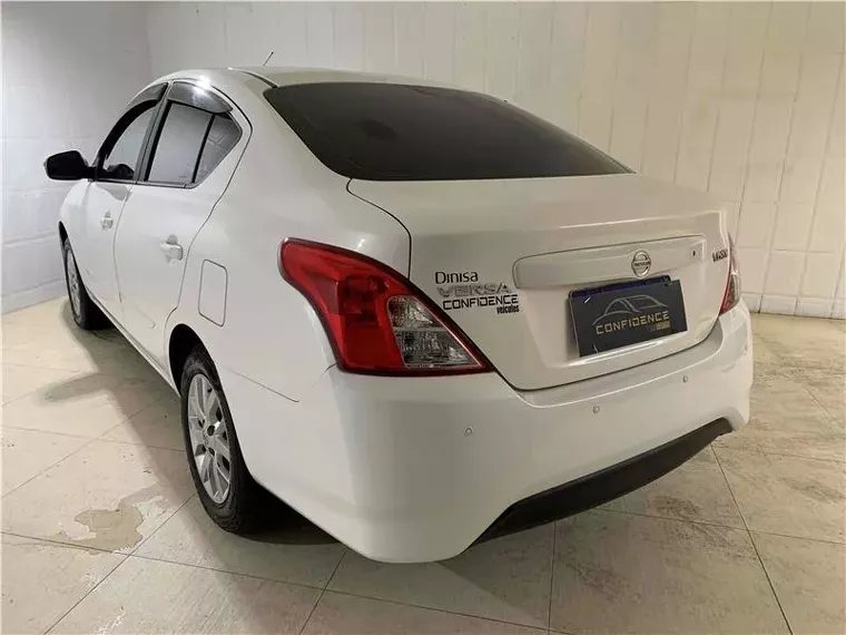 Nissan Versa Branco 6