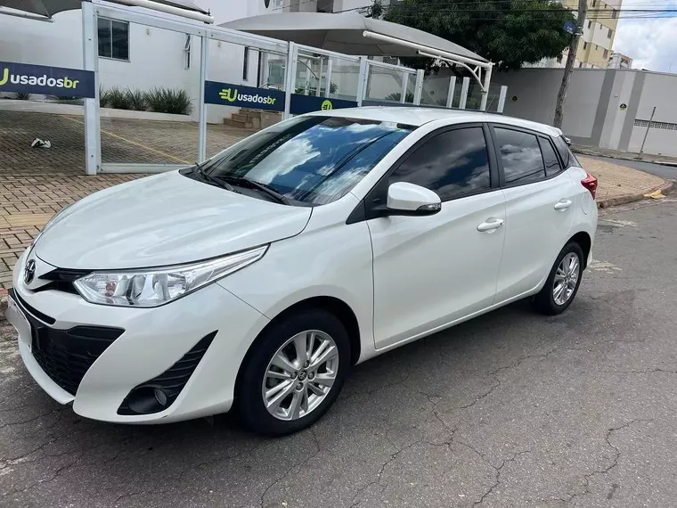 Toyota Yaris Branco 2