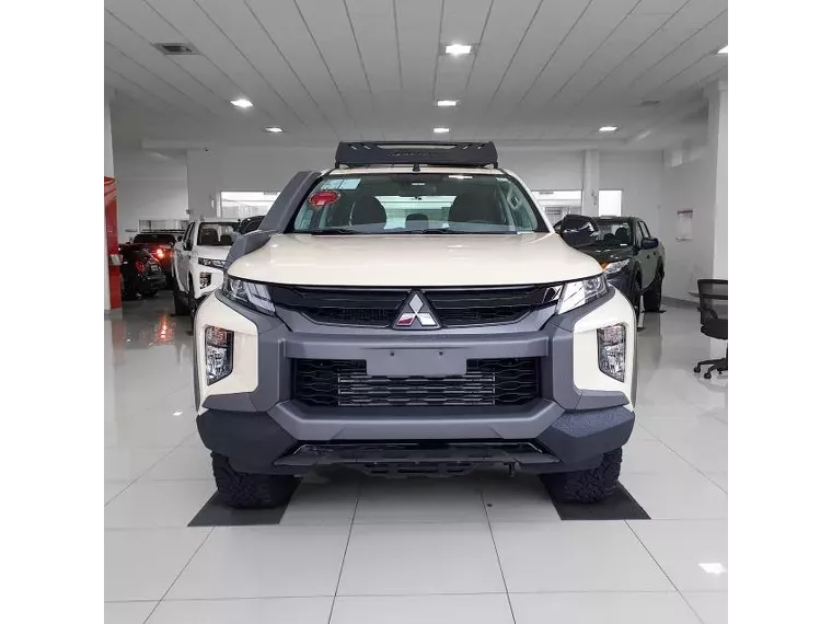 Mitsubishi L200 Triton Bege 14