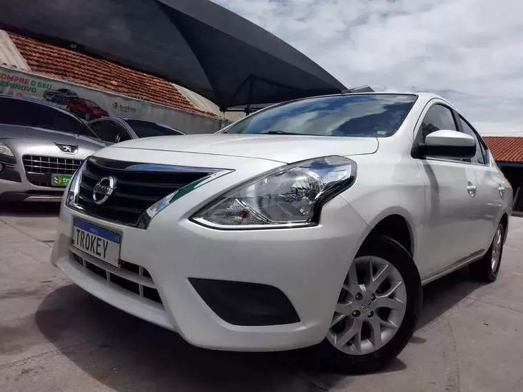 Nissan Versa Branco 14