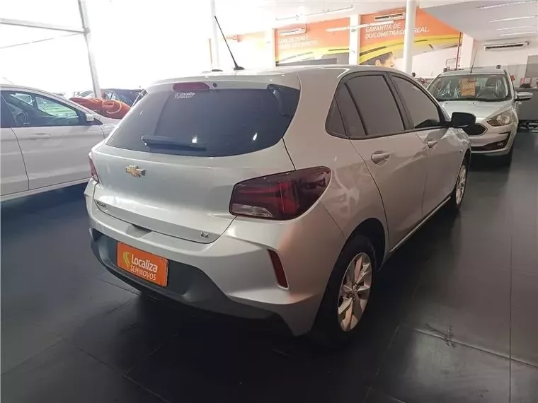 Chevrolet Onix Prata 8