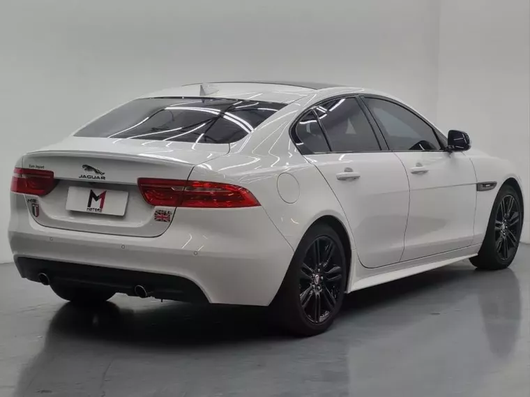 Jaguar XE Branco 9