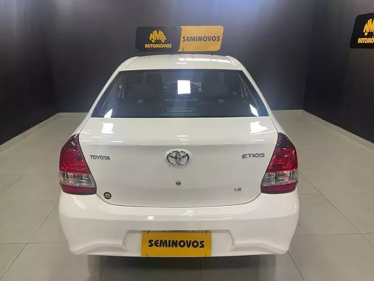 Toyota Etios Branco 2