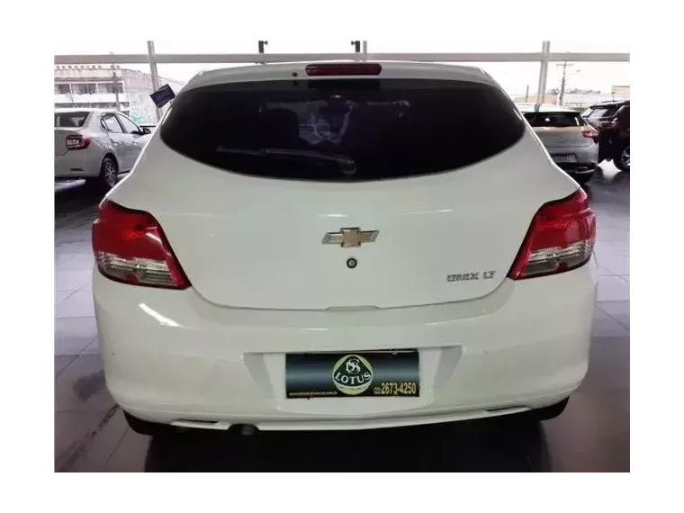 Chevrolet Onix Branco 8