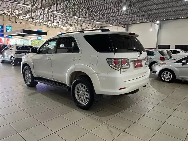 Toyota Hilux Branco 10